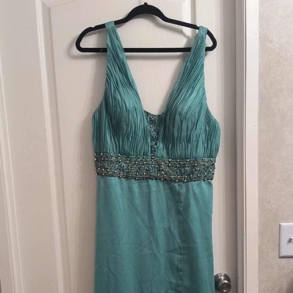 Riva Designs Green Ruched Embellished Prom Gown